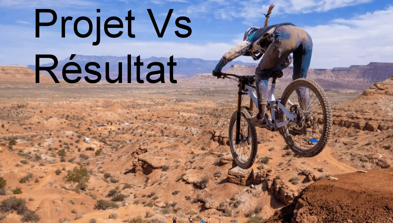 Cycliste de VTT en plein saut périlleux sur un terrain rocheux désertique. Texte : Projet Vs Résultat.